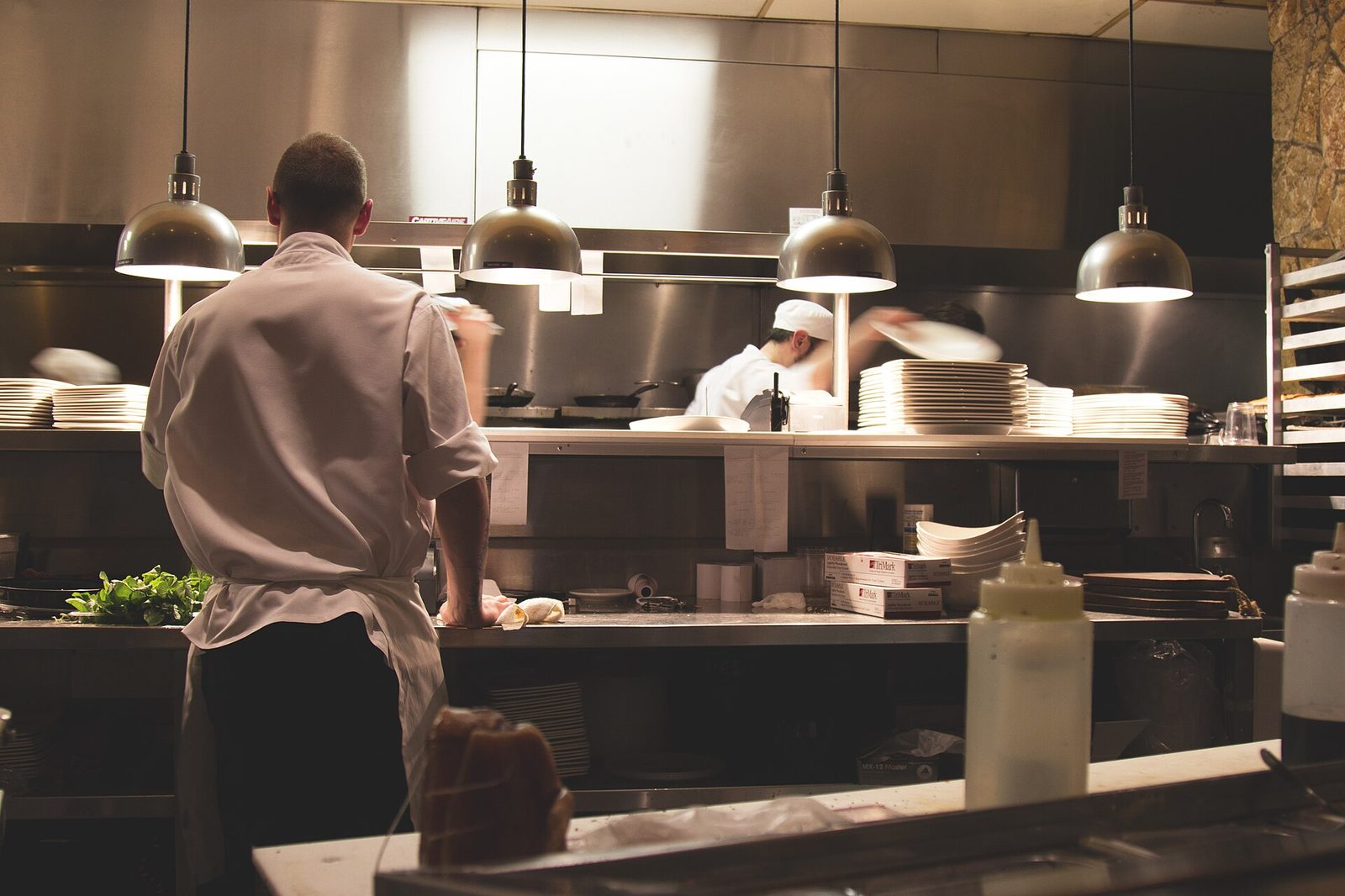 Cuochi al lavoro nella cucina di un ristorante