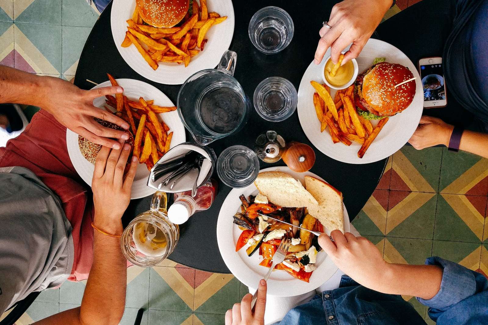 Tavoli apparecchiati per il pranzo in un ristorante